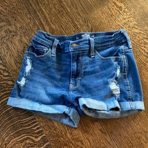 Hollister mid-rise shorts 3”